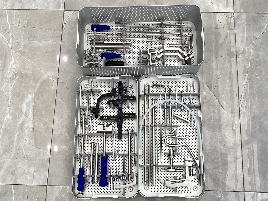 Ensemble d'instruments pour ongles intram&eacute;dullaires hum&eacute;raux &agrave; verrouillage multiple