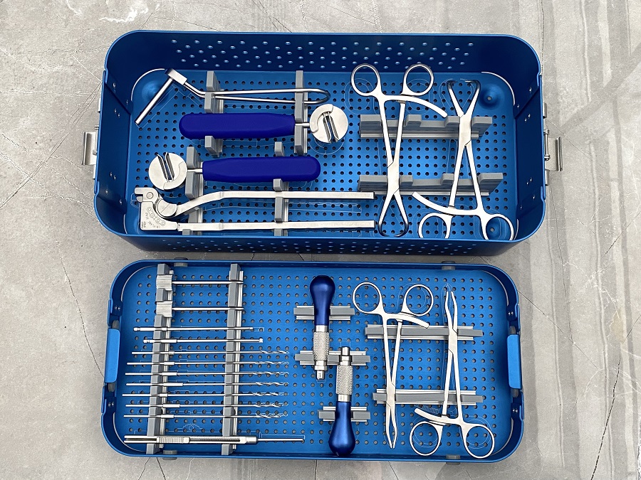 Ensemble d'instruments &agrave; plaque de verrouillage pour reconstruction de c&ocirc;tes