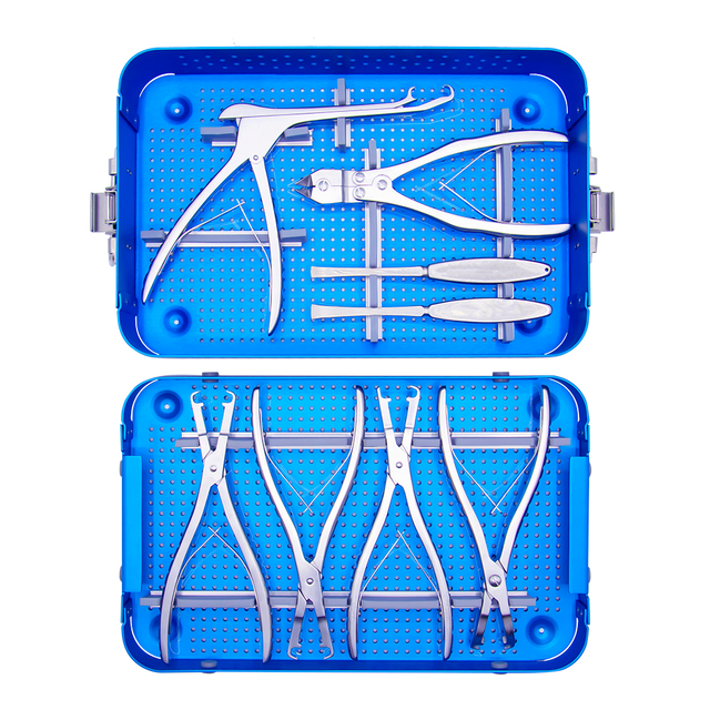 Ensemble d'instruments pour plaque thoracique