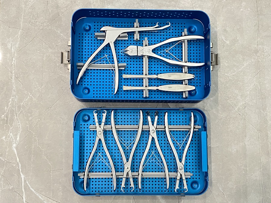 Ensemble d'instruments pour plaque thoracique