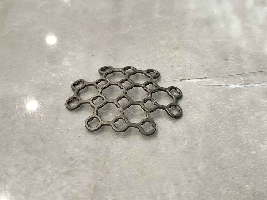 Plaque de verrouillage en maille rotulienne