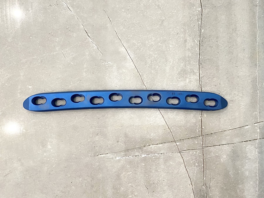 Plaque de compression de verrouillage du f&eacute;mur courb&eacute; (large)