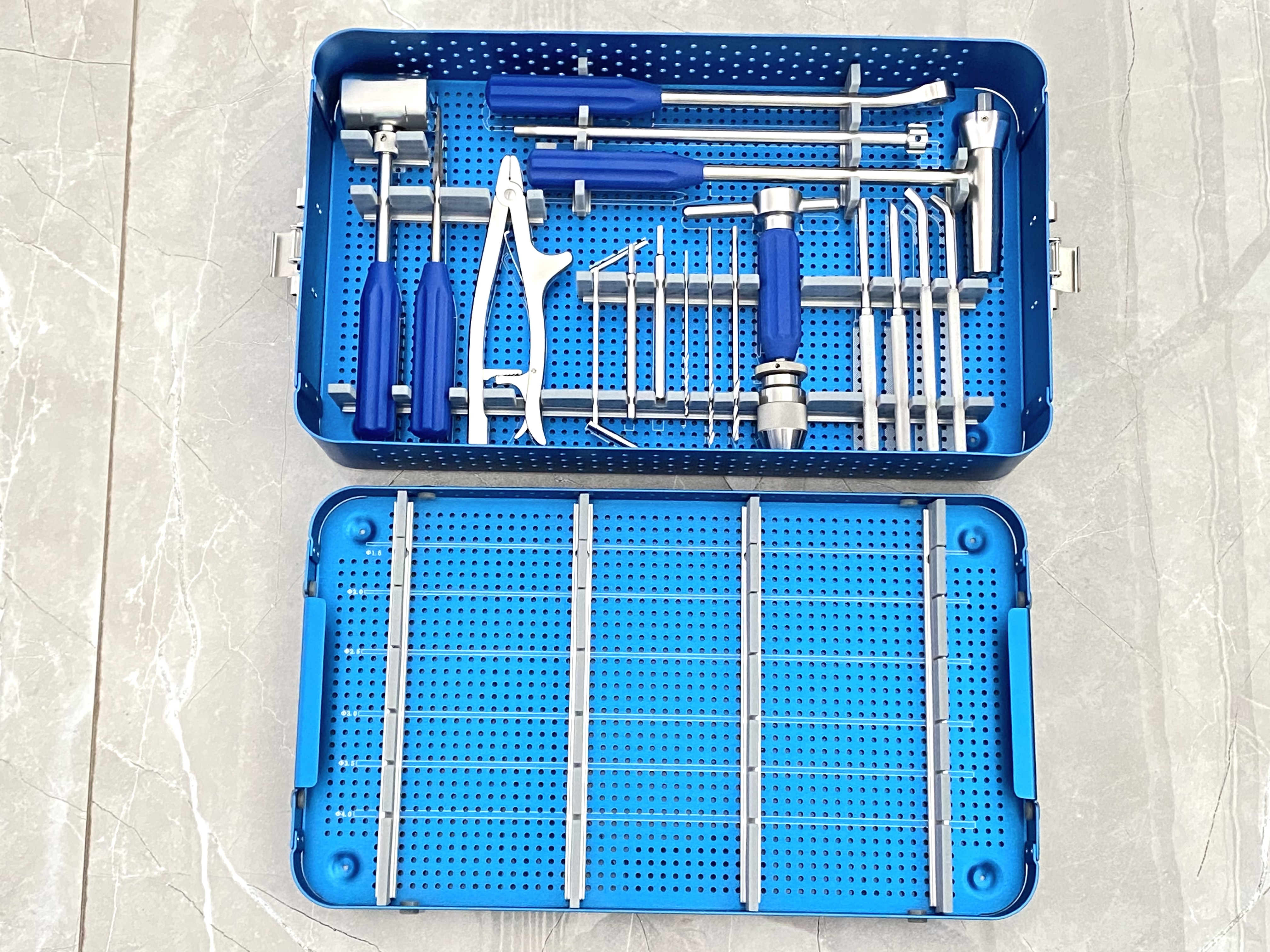 Ensemble d'instruments &agrave; ongles &eacute;lastiques