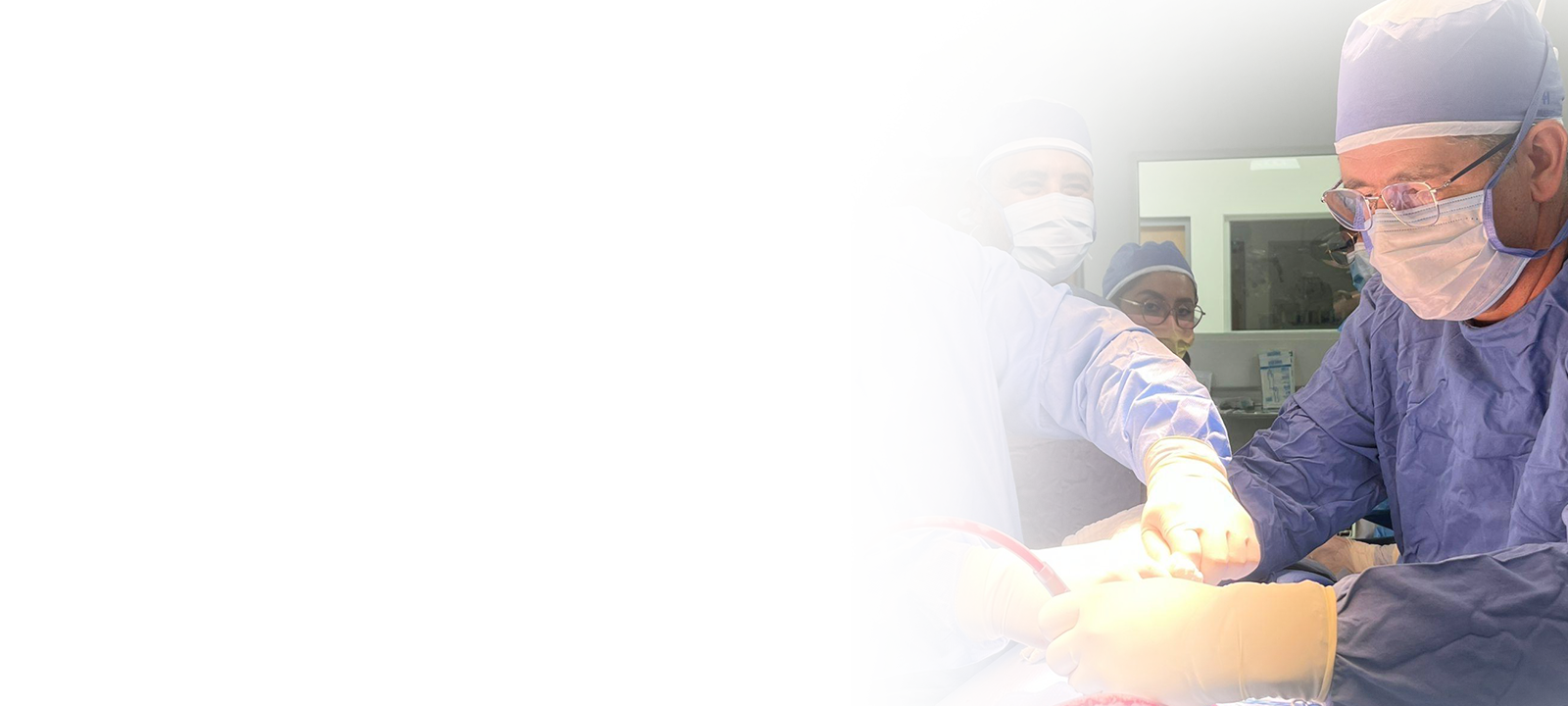&Eacute;quipe de chirurgie de fusion cervicale en salle d