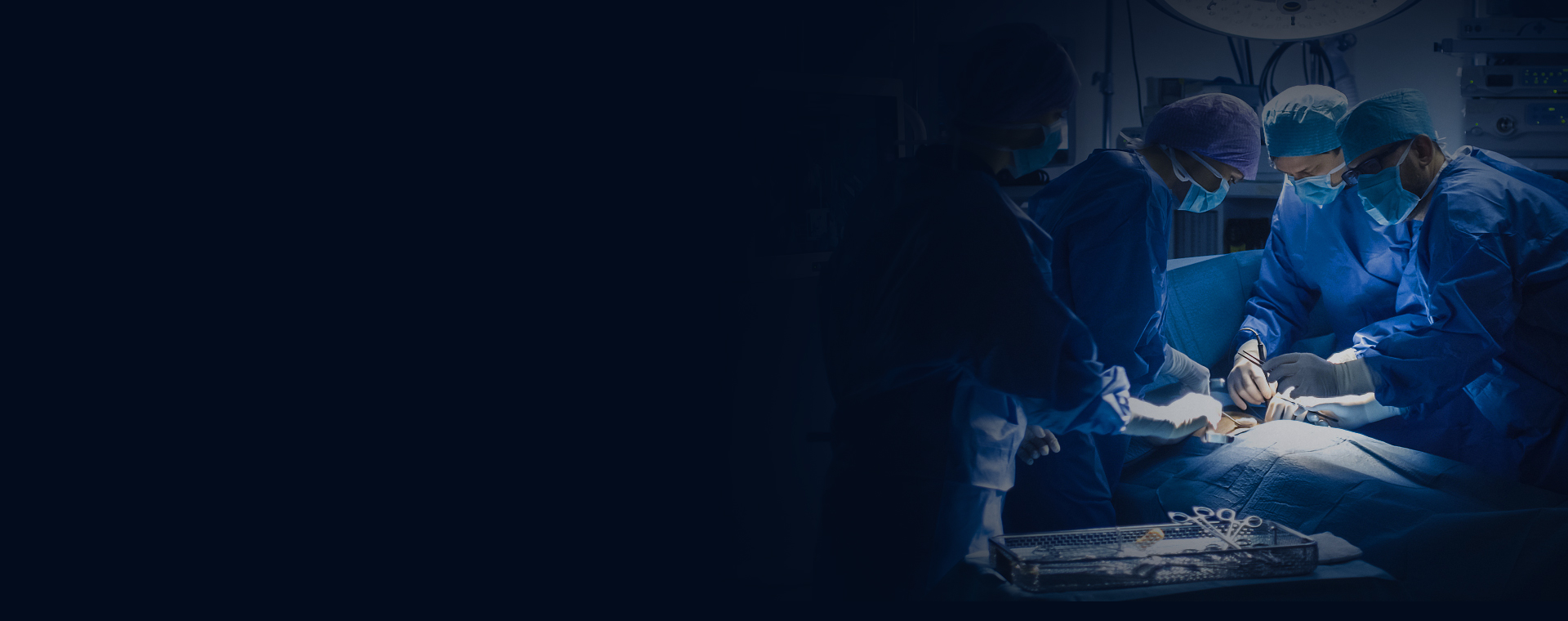 &Eacute;quipe de chirurgie de la colonne vert&eacute;brale en salle d