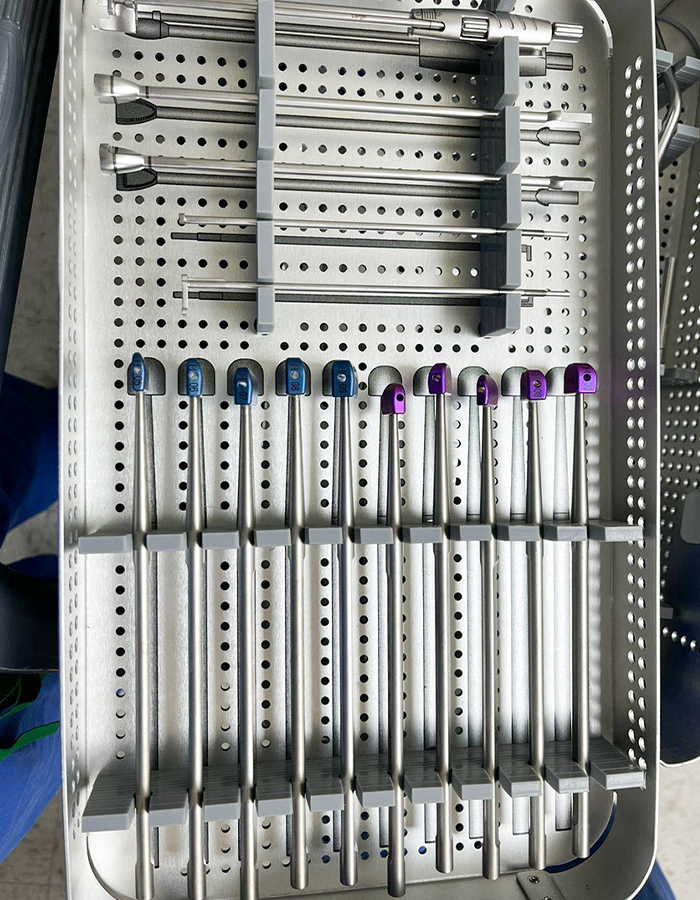 Ensemble d'instruments pour cage cervicale Uni-C, plateau un 